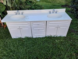 Vanity double sink cultured marble.Excellent condition.All plumbing include