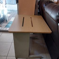 Mesa De Madera Tipo Escritorio.con Base De Hierro En Buenas Condiciones