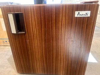 Avanti Model 37-9RG faux-wood refrigerator