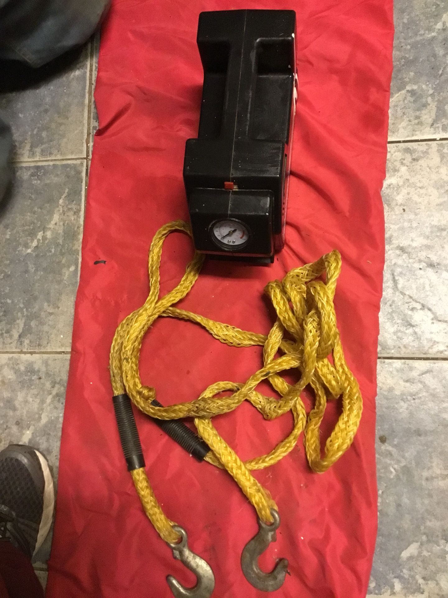 CAMPBELL HAUSFELD CC2200 INFLATOR RECHARGEABLE CORDLESS 12 V VOLT AIR COMPRESSOR and a Tow Rope