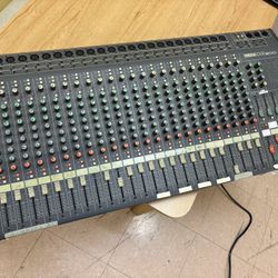 Yamaha MX200 audio mixer