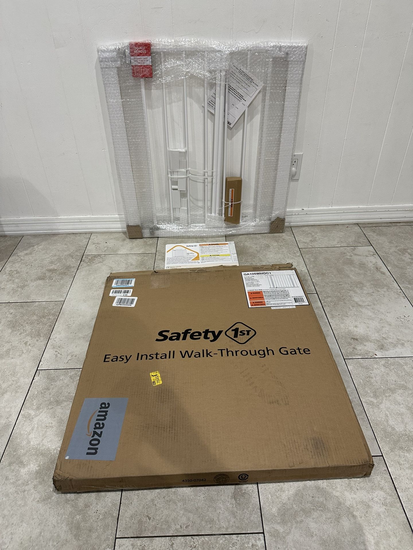 Wide Pet Gate / Baby Gate - Fits Openings 29” - 38”
