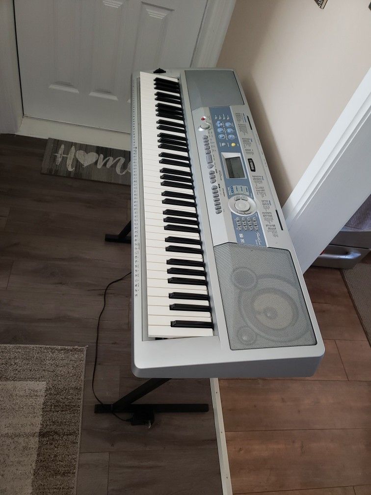 Yamaha Portable GRAND DGX-200 KEYBOARD