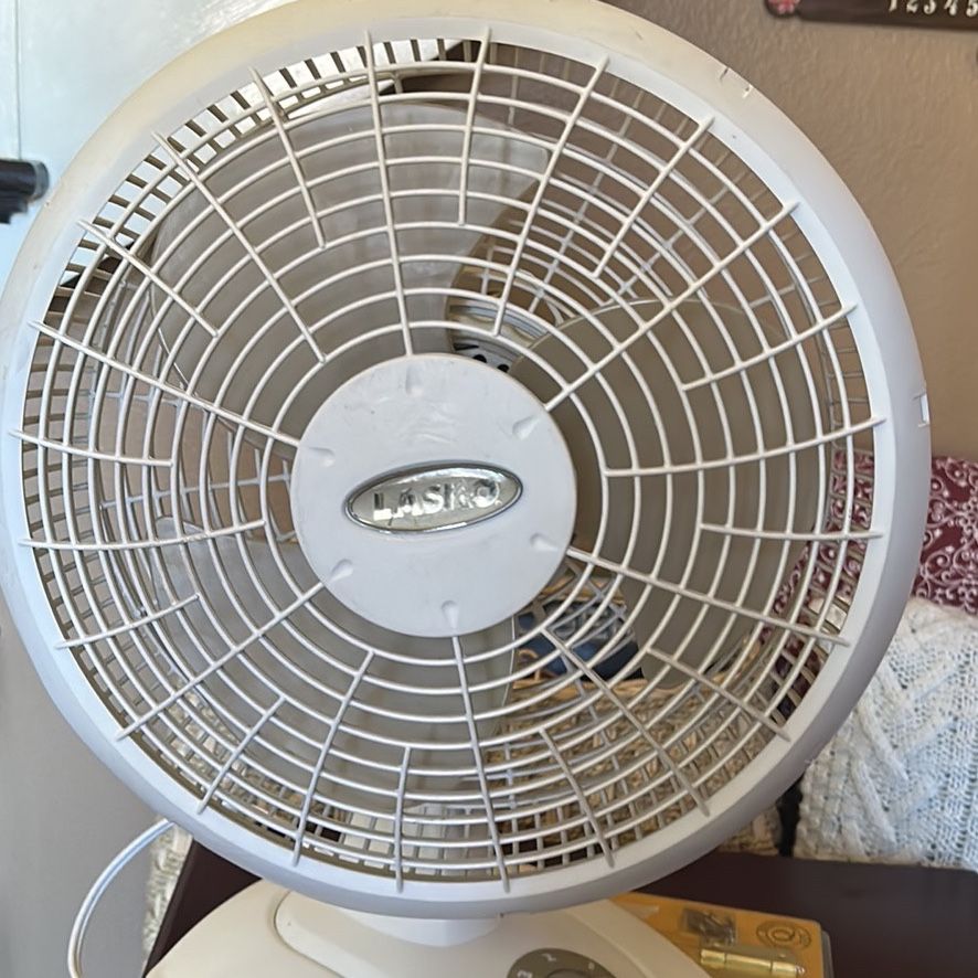 Lasko 12 Oscillating Fan Model E20739 Type 12-1 Style PCO 2012 for Sale in  Tacoma, WA - OfferUp