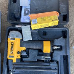 Pistola De Clavos Dewalt 