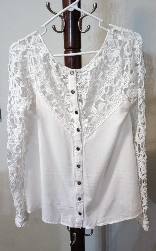 Altar'D State Beautiful Lace Blouse Size Medium