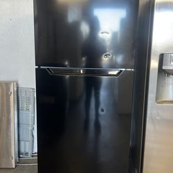 2023 Frigiadare top and bottom fridge