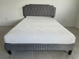 Like New Queen Bed With Mattress