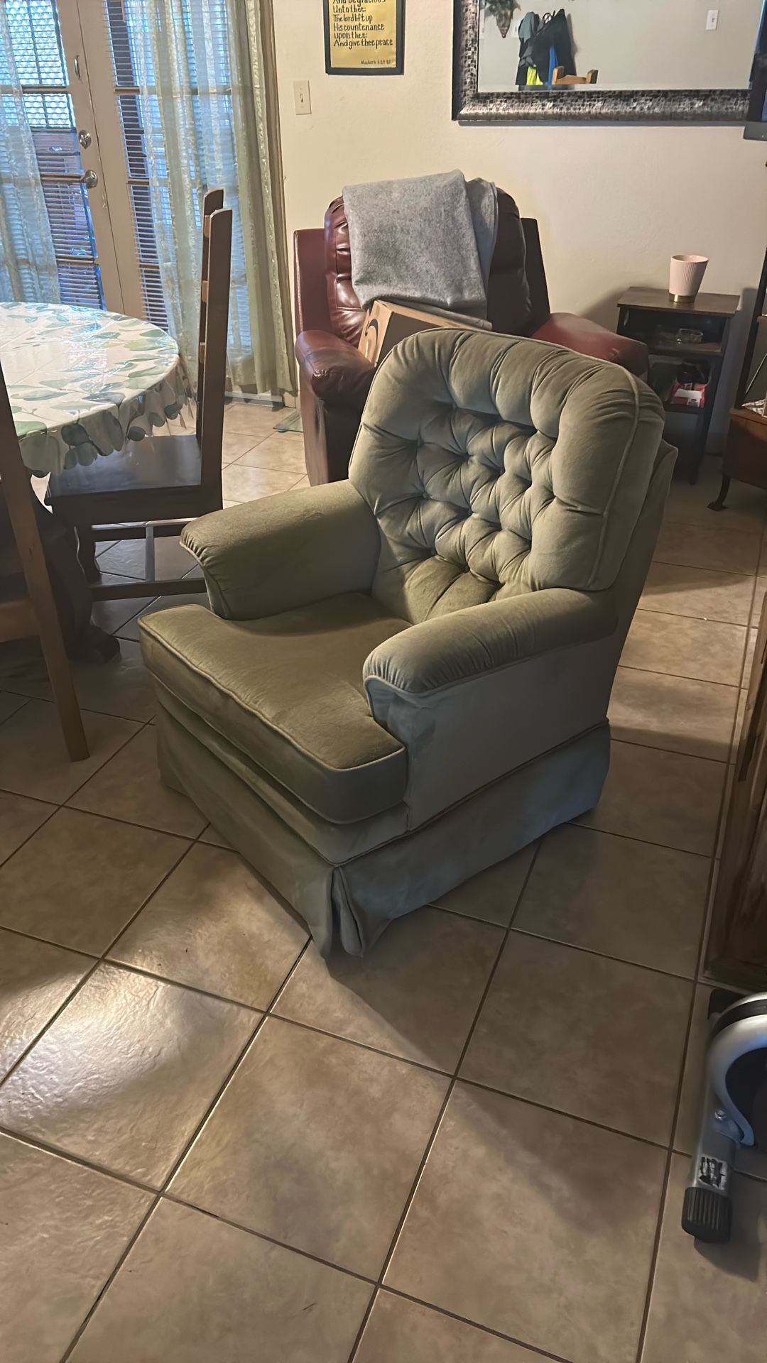 Swivel LA—Z-BOY CHAIR