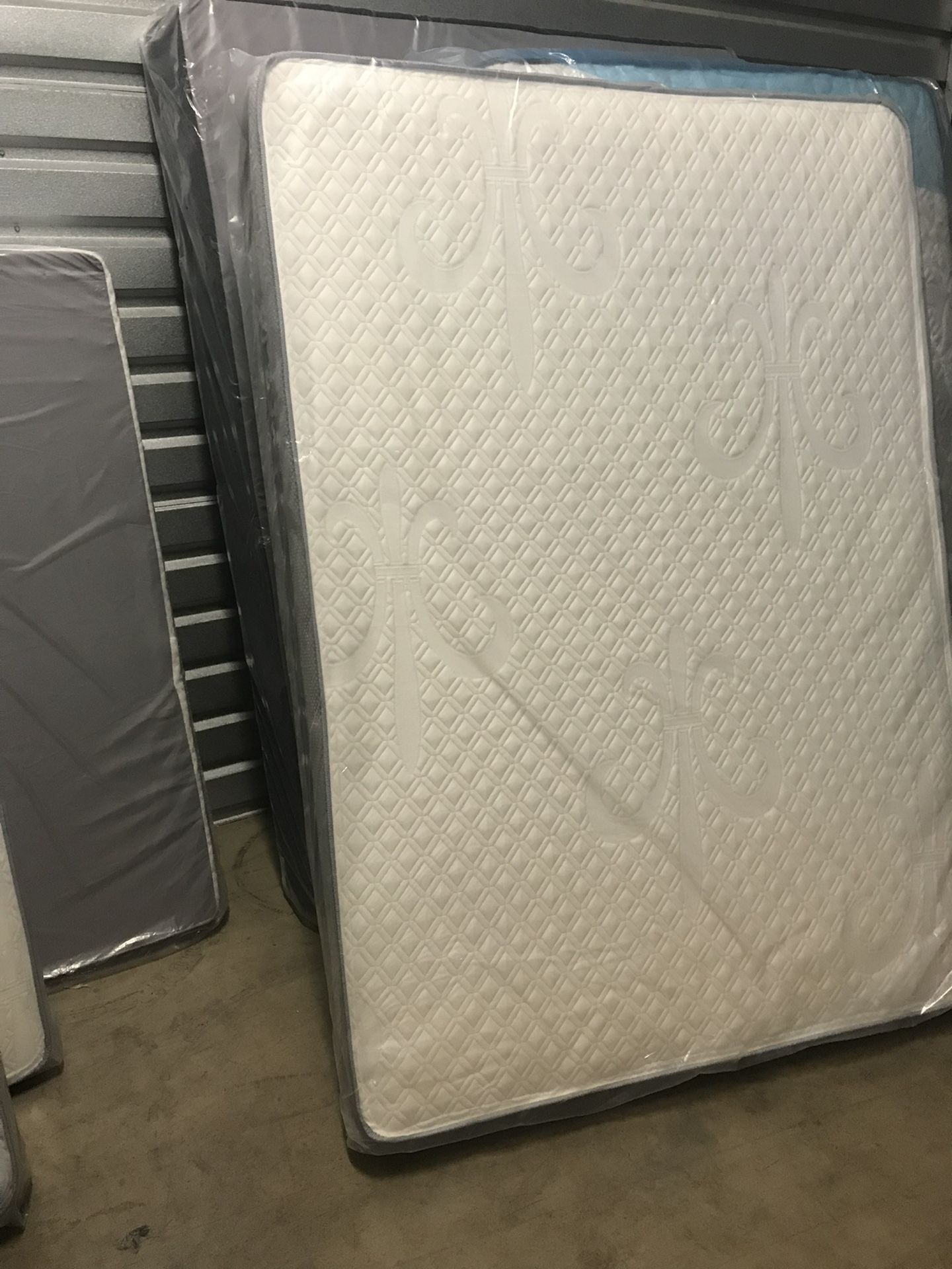 Mattresses: twin full  queen regular  Colchon Nuevo Colchones plush or pillow top available cama bed mattress