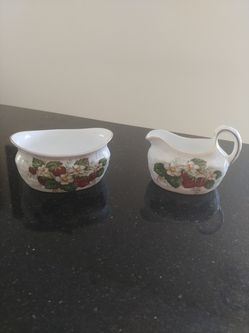 Hammersley. Set of sugar pot and creamer for coffee or tea Bone China. Made in England. Porcelain.