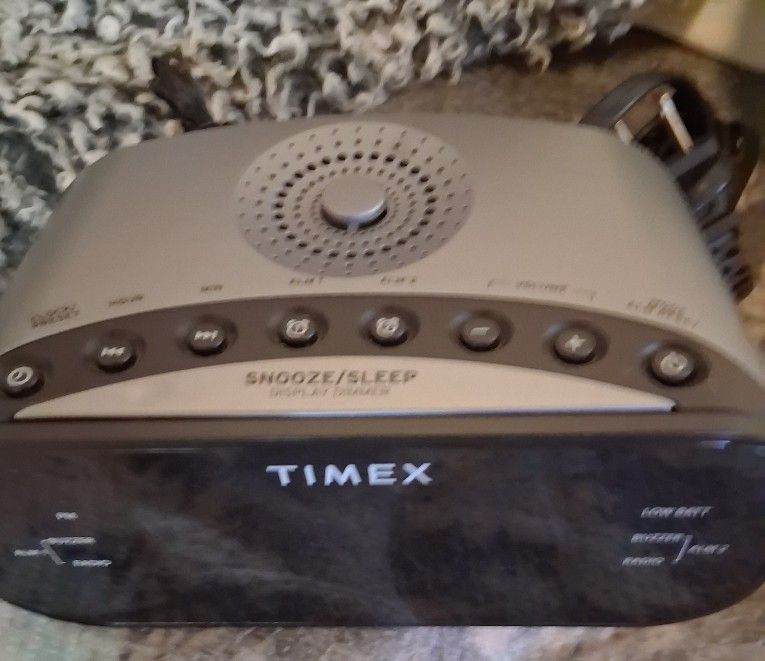 TIMEX A.\NM F M DUAL ALARM CLOCK , RADIO WITH BATTERY BACKUP , PLAY YOUR MUSIC