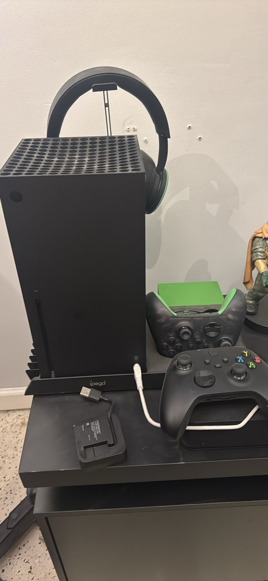 Xbox Series X Witn Extras 