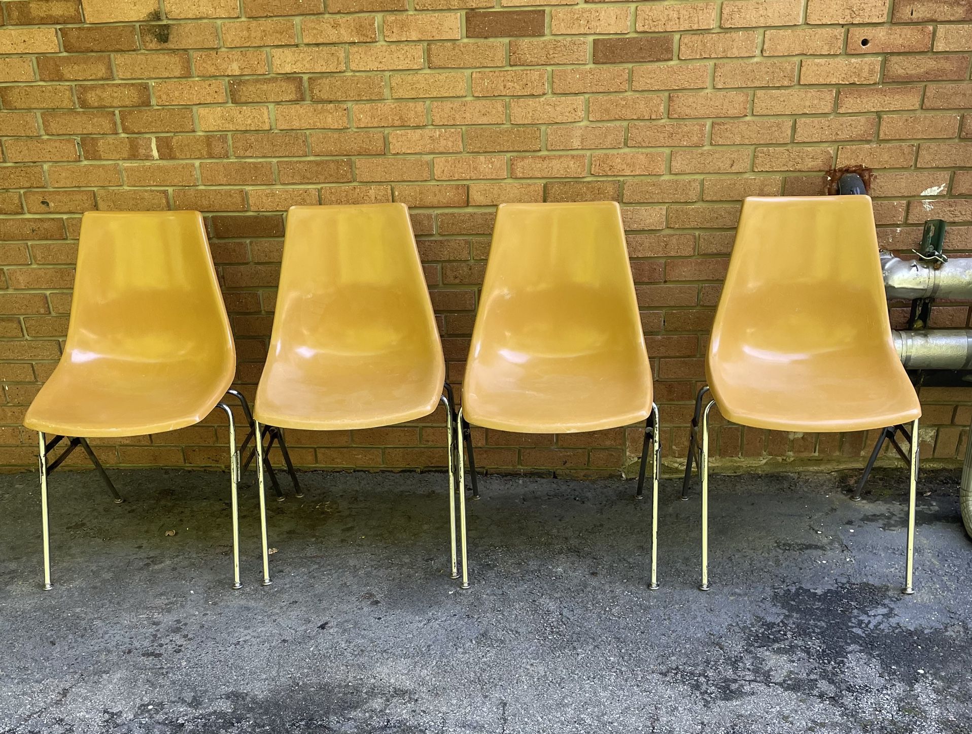 Set Of 4 Krueger Fiberglass Chairs