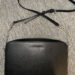 LIKE NEW MICHAEL KORS CROSS BODY PURSE