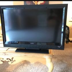 Vizio E320VL 32" 1080i HD LCD Television. Comes with remote.