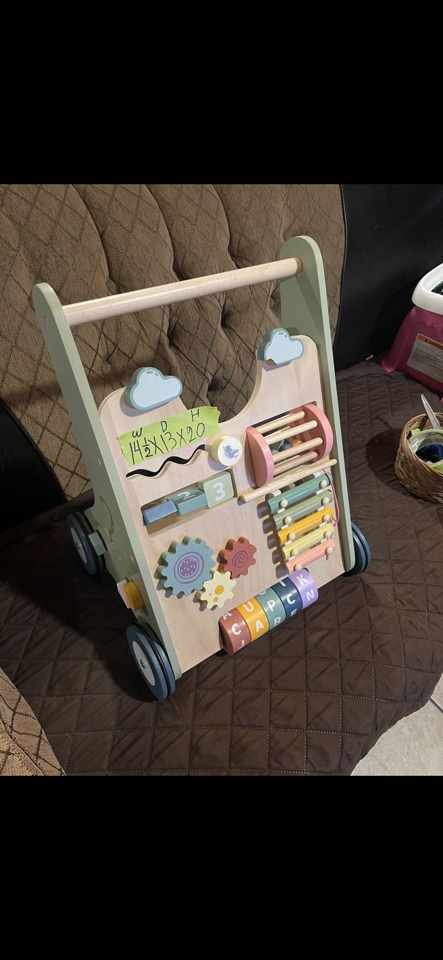 Excelente condition walker, eating chair and car seat
