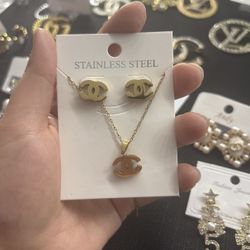 Necklace earrings set 