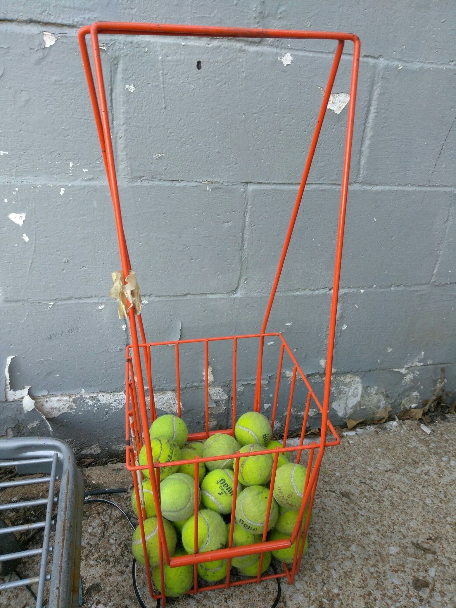 TENNIS RACKETS AND TENNIS BALLS. READ DETAILS