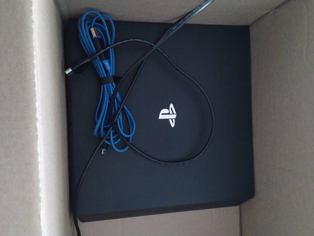 PS4, 3 Controllers & 6 Games