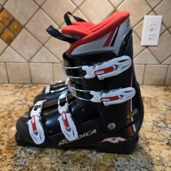 Ski boots 26 / 26.5 youth juniors 7 / 7.5 or 9 / 9.5 adults