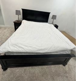 Queen size bed with 2 lamp stands
