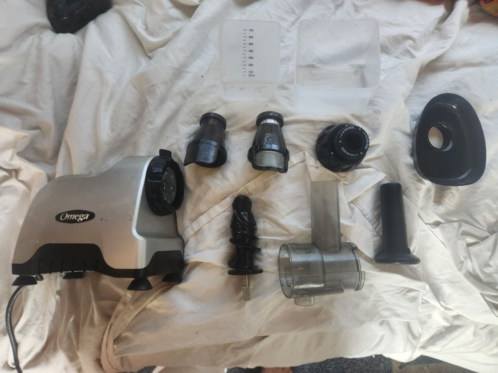 Omega Cold Press Juicer Machine, Vegetable and Fruit Juice Extractor