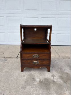 ‼️Heritage Henredon NIGHTSTAND WITH GLASS TOP FOR SALE 50$ OR BEST OFFER‼️DELIVERY AVAILABLE🚚