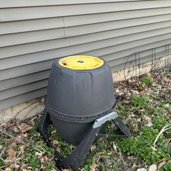 MiracleGro Tumbling Composter