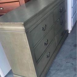 🎁 DRESSER ASHLEY BRAND/6 DRAWER  🎁