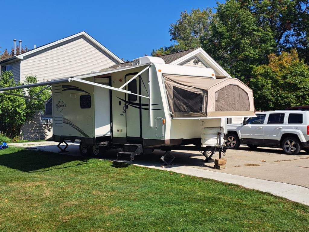 2016 Shamrock Hybrid Camper
