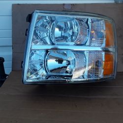 2007 To 2013 Chevy Left Front Headlight Like New. 