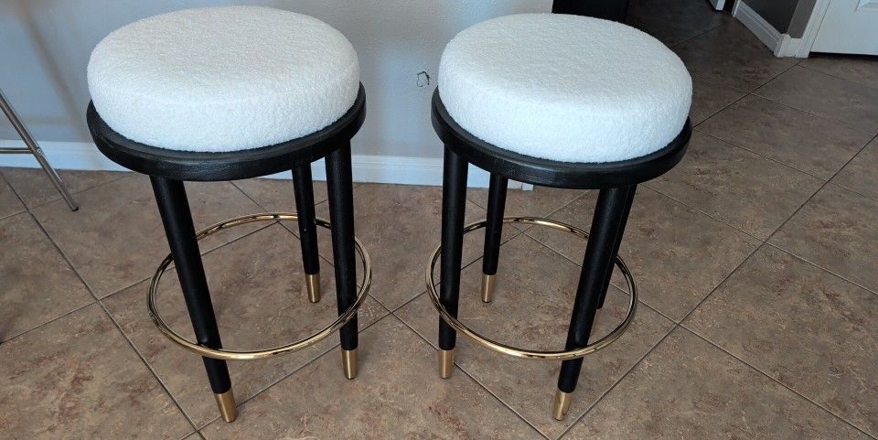 Brand π Out Of Box!
2 Beautiful π€ Comfy Seating w/ Gold Trim Counter Height Stools