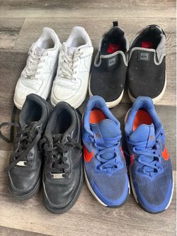 30.00$ kids shoes size 2.5 / 3 / needs cleaning