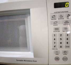 GE Microwave Oven $40 - white
