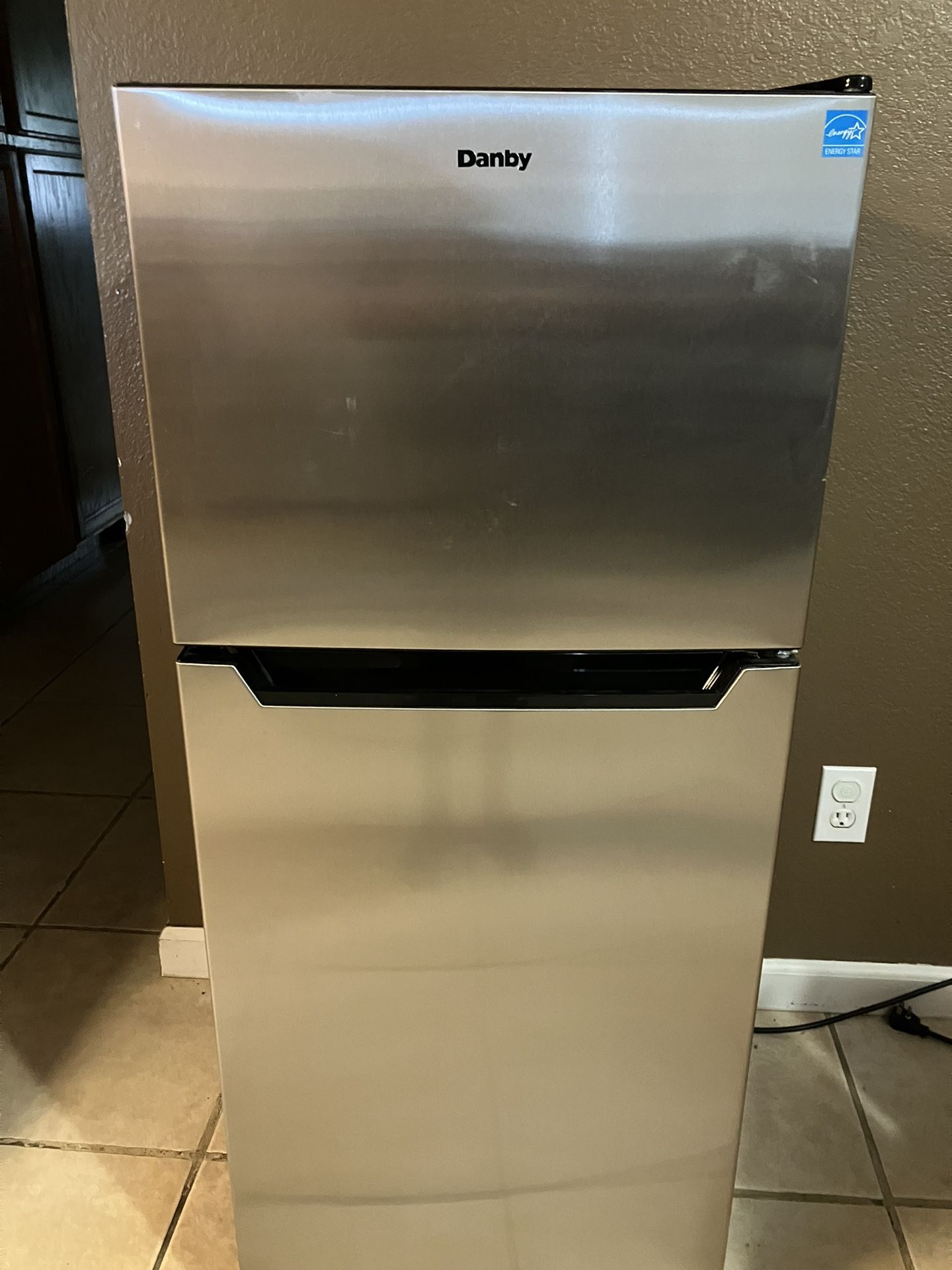 Danby Mini fridge With freezer 