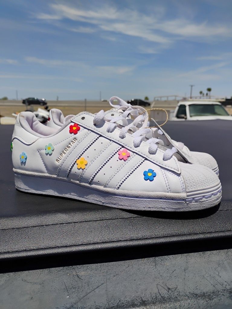 NEW Hello Kitty Adidas Superstar SIZE 7