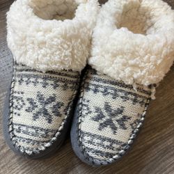 Muk Luks Slippers Size 5-6 