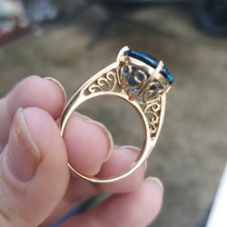 Large Gem 10k Gold Ring. 