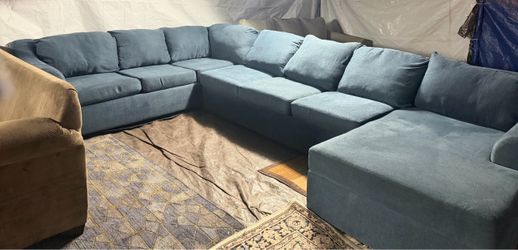 Large sectional couch, great condition. Clean. We sell the time delivery $40 local