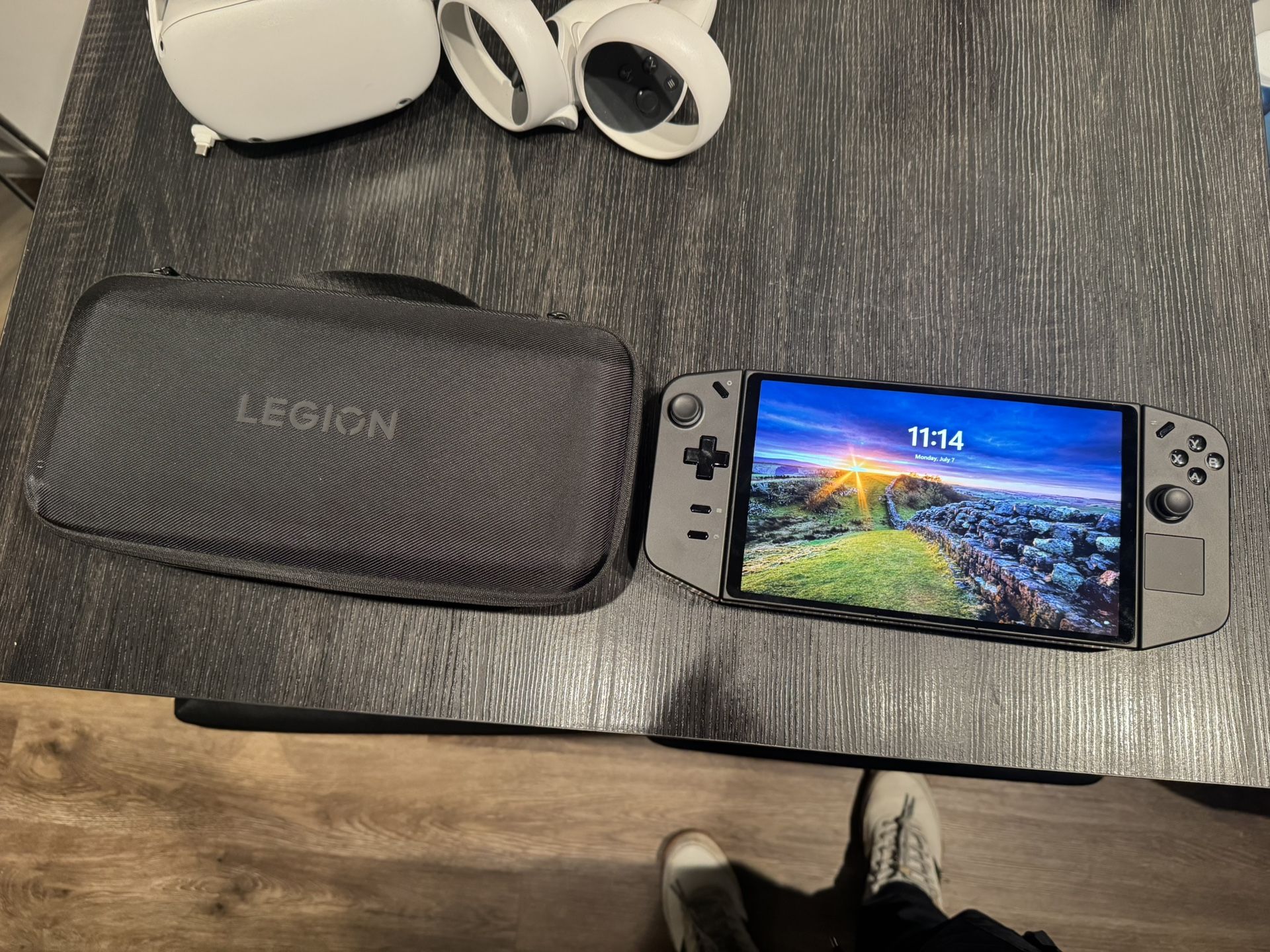 Legion Go 8.8" 144Hz WQXGA Gaming Handheld - AMD Ryzen Z1 Extreme - 16GB with 512 GB SSD - Windows