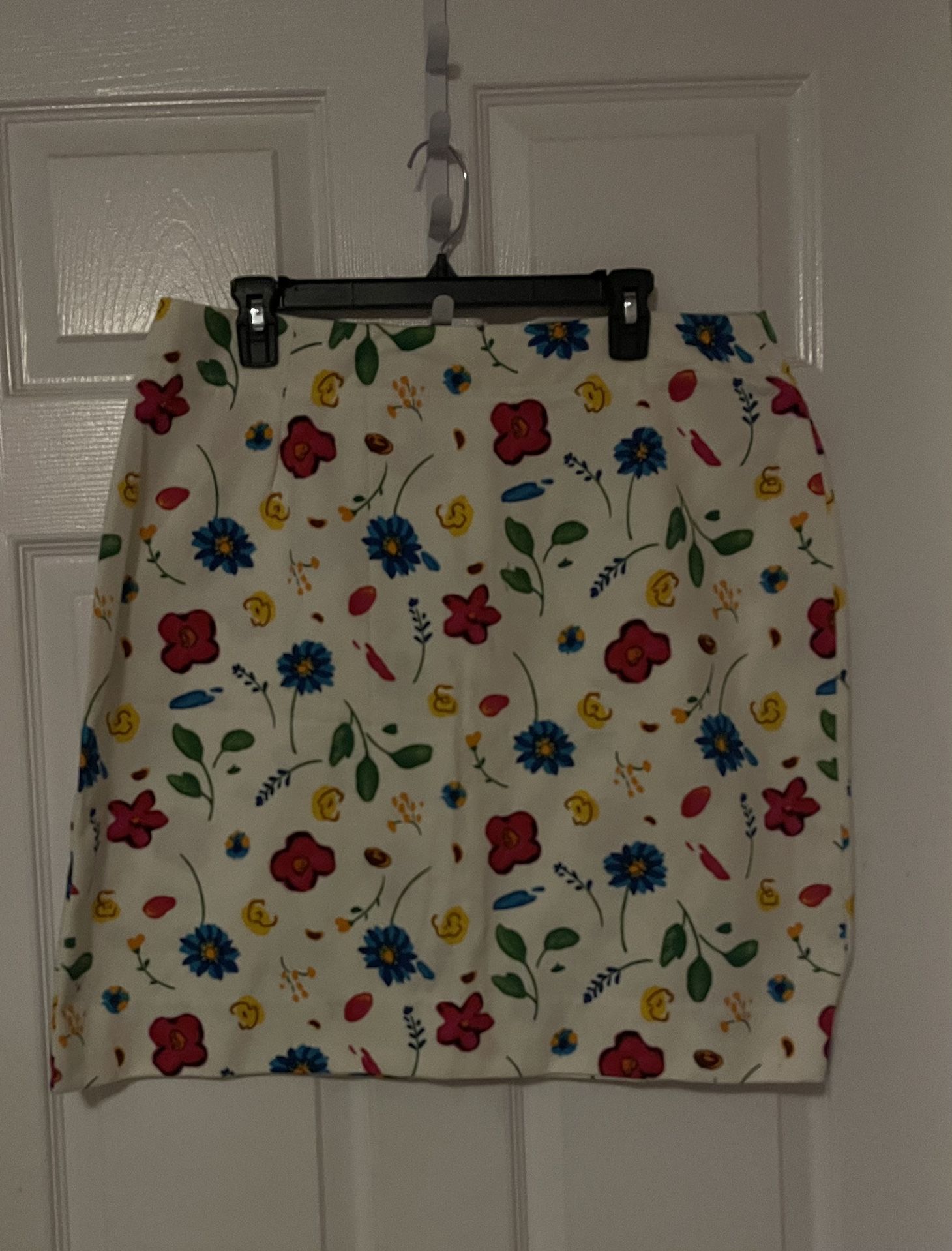 White Floral Skirt Size Large ( no stretch)