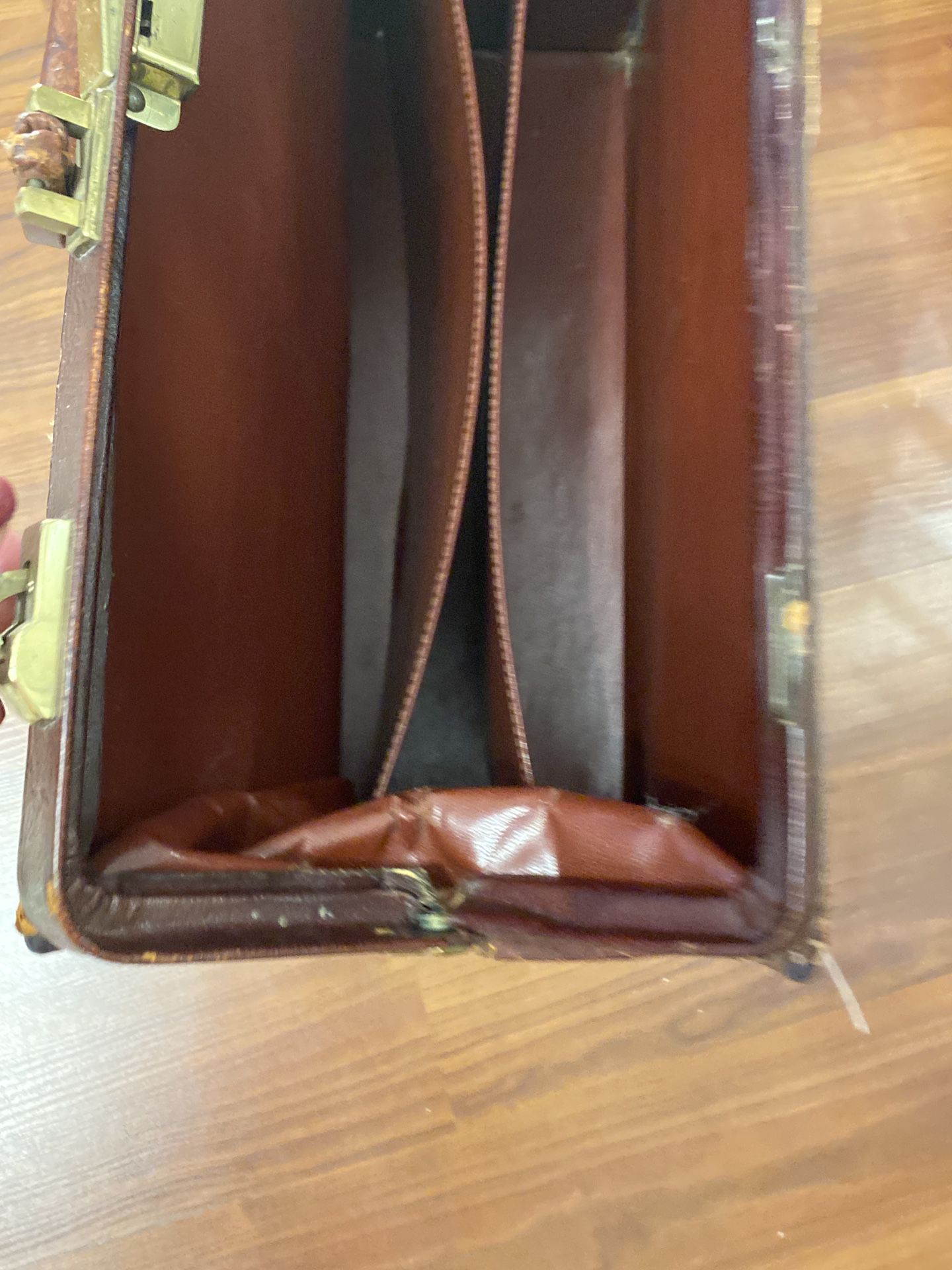 Beautiful Large Antique Leather Gladstone Bag Doctors Style 18”x14”x 8” for  Sale in Norcross, GA - OfferUp