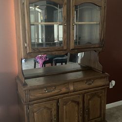 Hutch And Kitchen Table With 6 Chairs