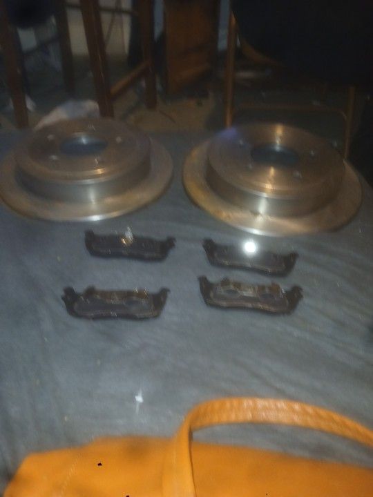 ROTORS AND BRAKE PADS FORD or LINCOLN