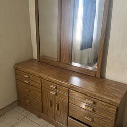 Oak Dresser with Mirror – Mint Condition