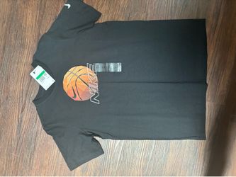 Brand new Nike shirt youth xl regular price is 20 but listening for 8