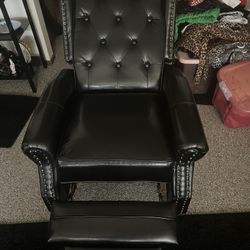  BLACK  LEATHER LOVE SEAT AND  MATCHING RECLINER   2 LEATHER PILLOWS 