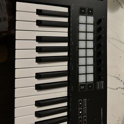 Novation LaunchKey 25 MK3 MIDI KeyBoard