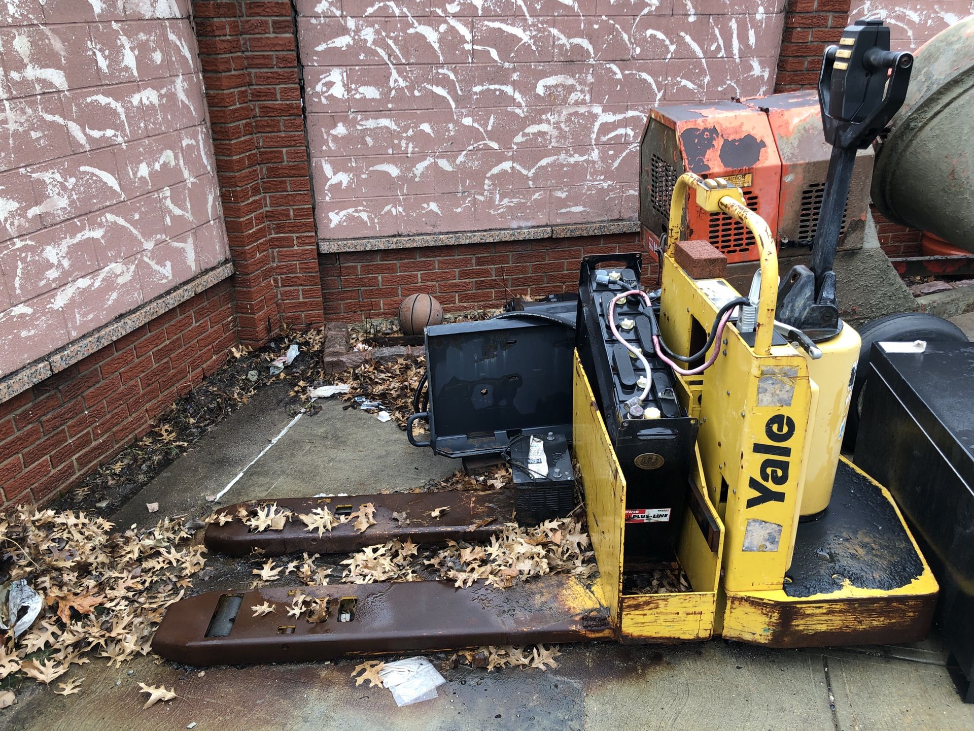 Yale pallet truck / forklift